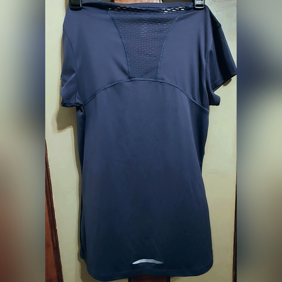 Under Armour: ArmourVent HeatGear Tunic Tee – Women’s Small, Smoky Blue - Picture 3 of 6